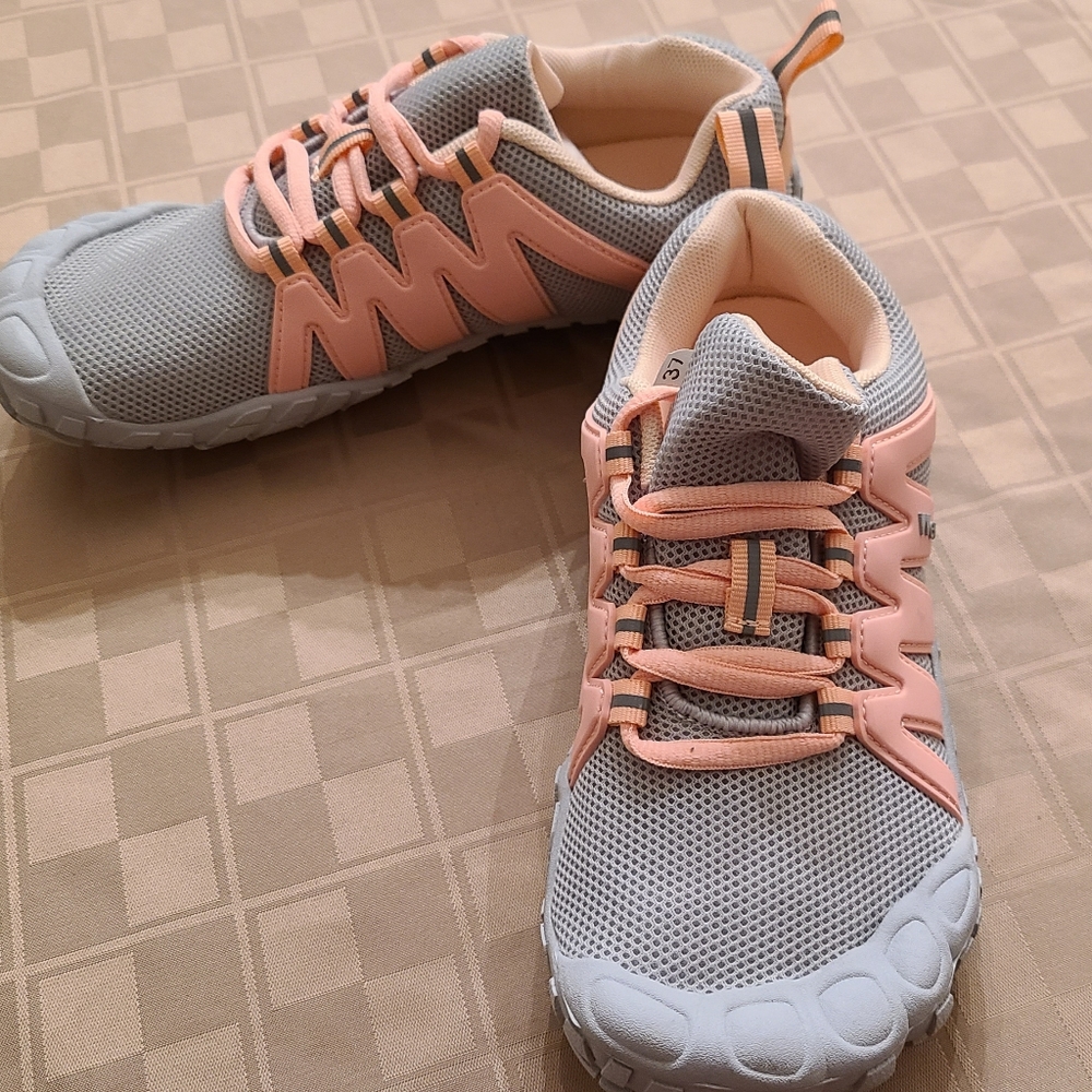 Girl's sneakers size 6.5